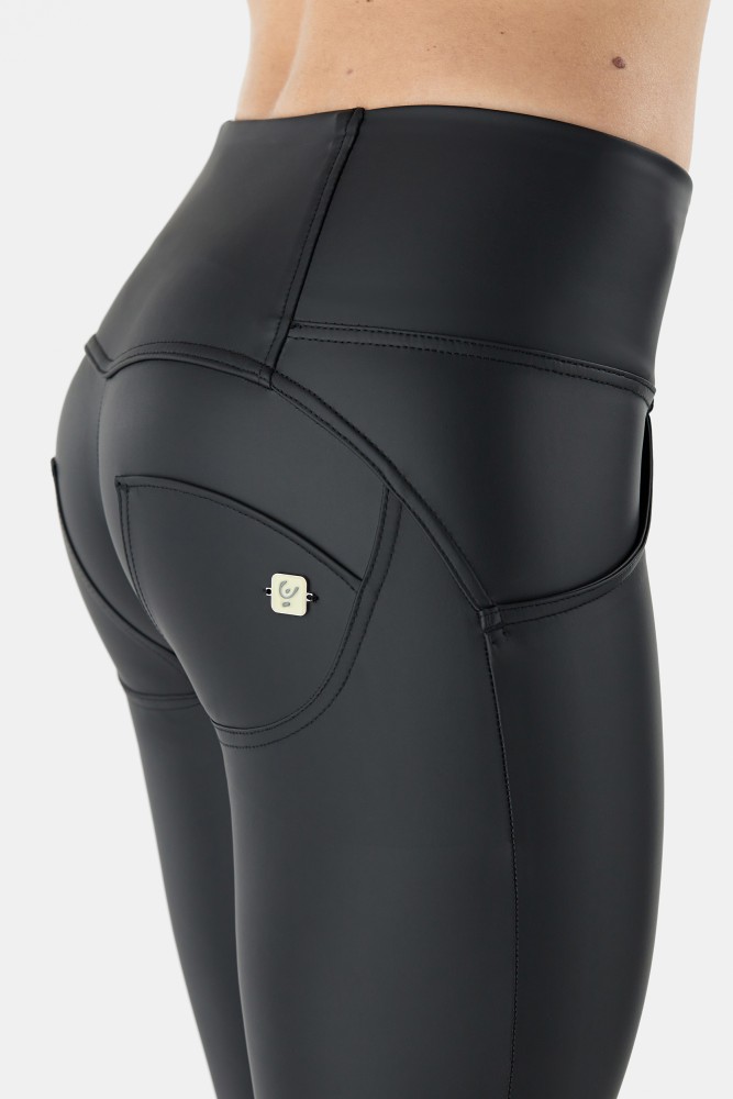 WR.UP® skinny push up hlače iz ekološkega usnja z visokim pasom in gumbi, FW25