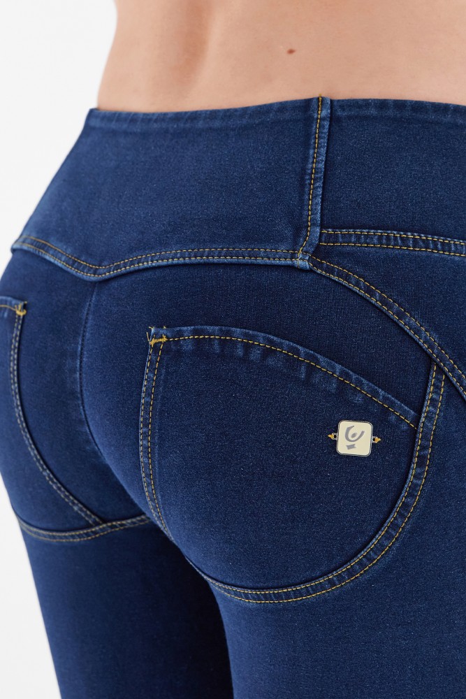 WR.UP® skinny push-up hlače iz organskega bombaža s srednjim pasom