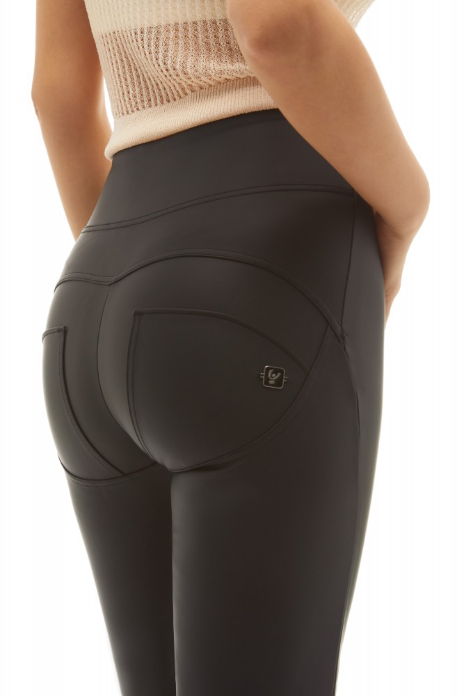 WR.UP® super flare push up hlače visokog struka od imitacije kože