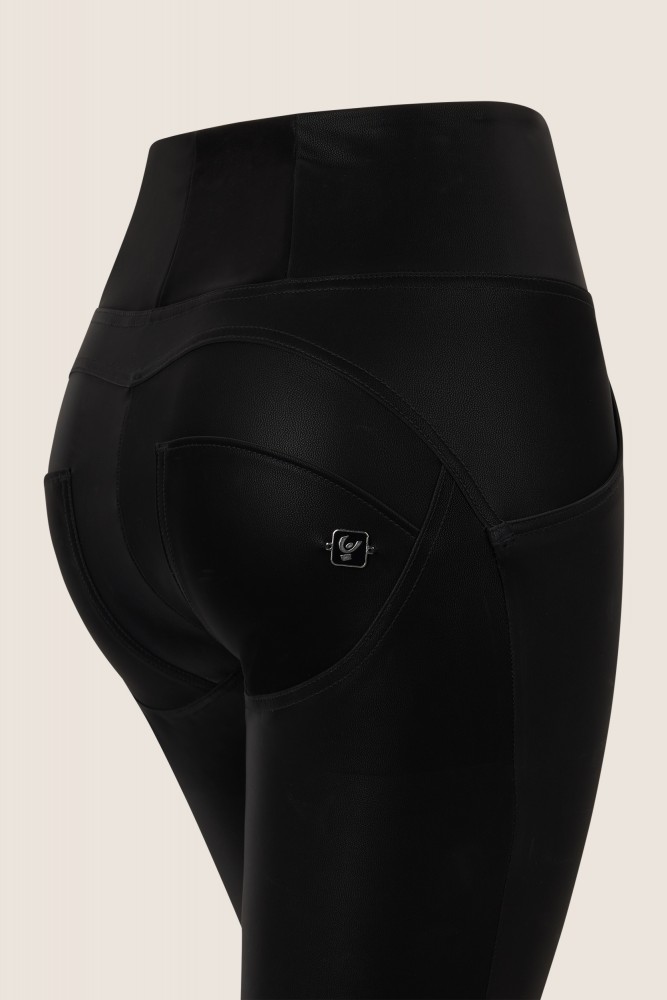 WR.UP® hlače iz D.I.W.O.® PRO tkanine z mokrim videzom in visokim pasom