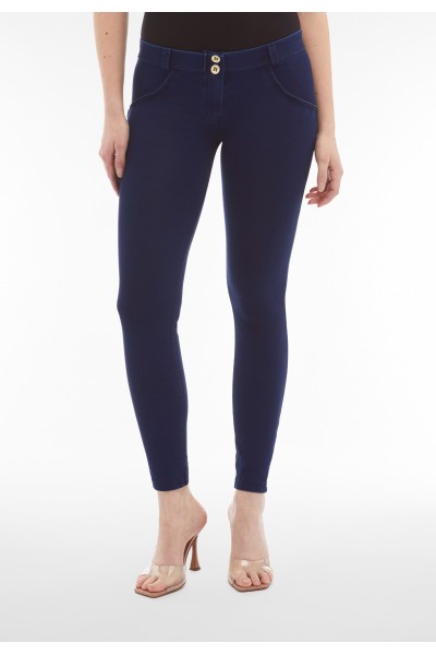 WR.UP® push-up hlače z nizkim pasom z temnim denim efektom