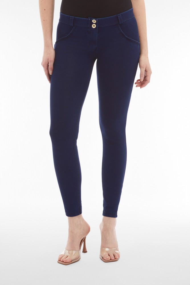 WR.UP® push-up hlače z nizkim pasom z temnim denim efektom