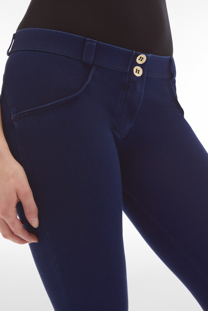 WR.UP® push-up hlače z nizkim pasom z temnim denim efektom