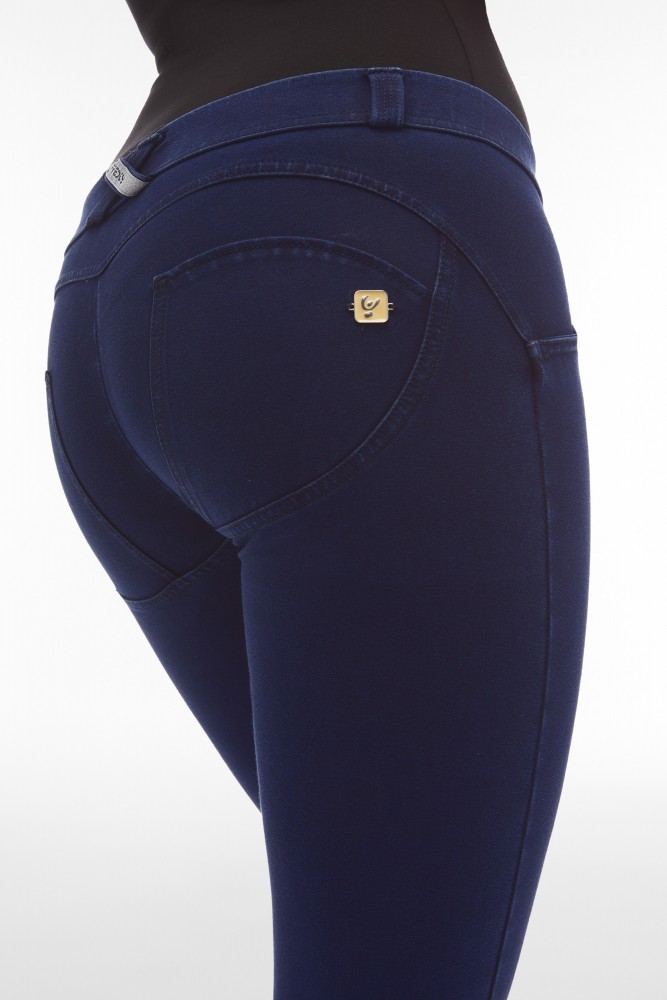 WR.UP® push-up hlače z nizkim pasom z temnim denim efektom