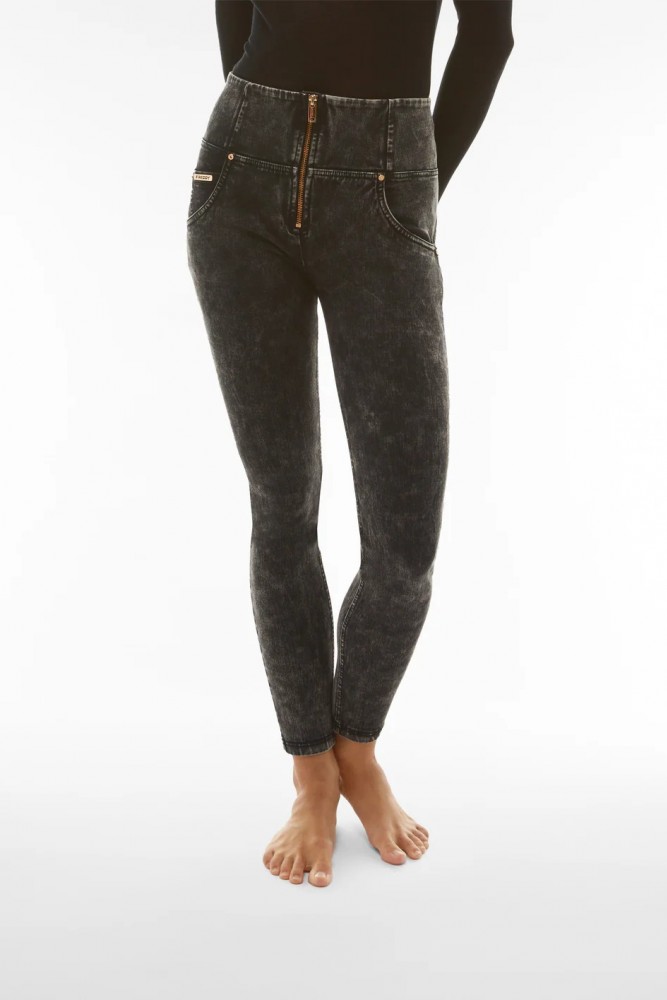 WR.UP® kavbojke z visokim pasom in acid wash učinkom iz bull denima