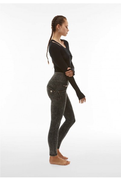 WR.UP® kavbojke z visokim pasom in acid wash učinkom iz bull denima