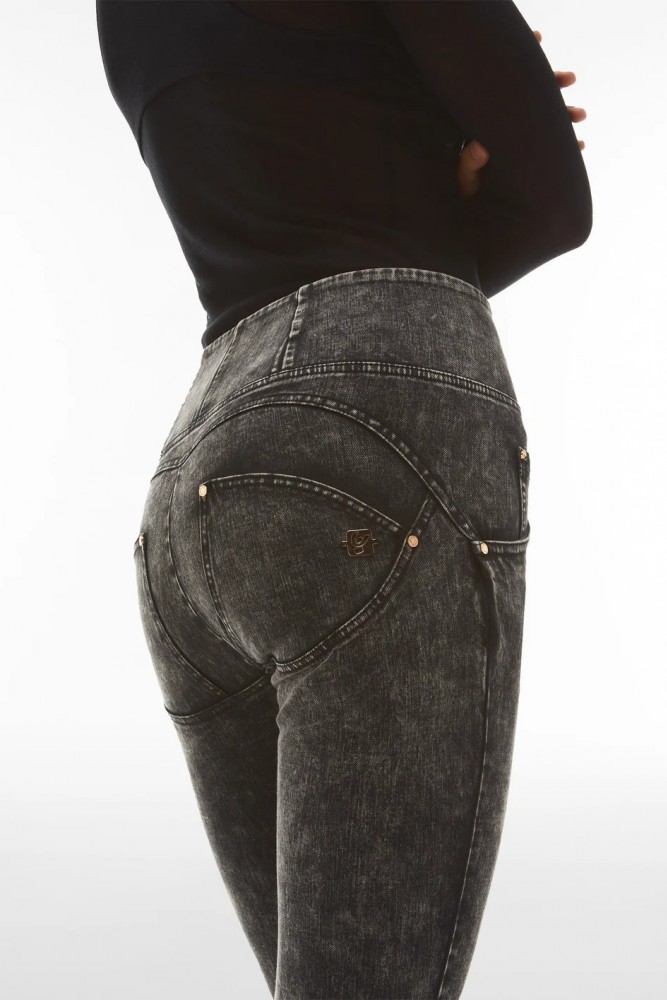 WR.UP® kavbojke z visokim pasom in acid wash učinkom iz bull denima