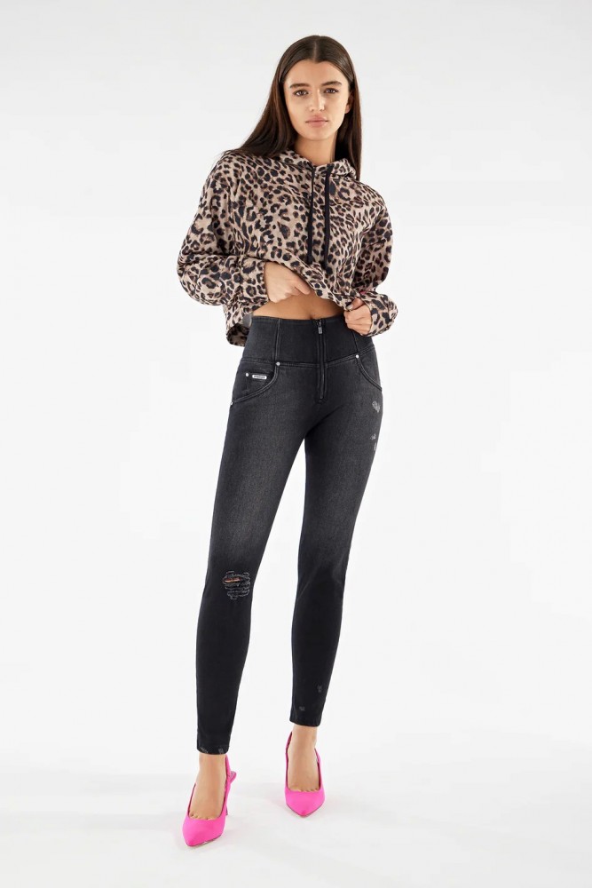 WR.UP®  push-up kavbojke z visokim pasom in raztrganimi detajli iz tkanega denima