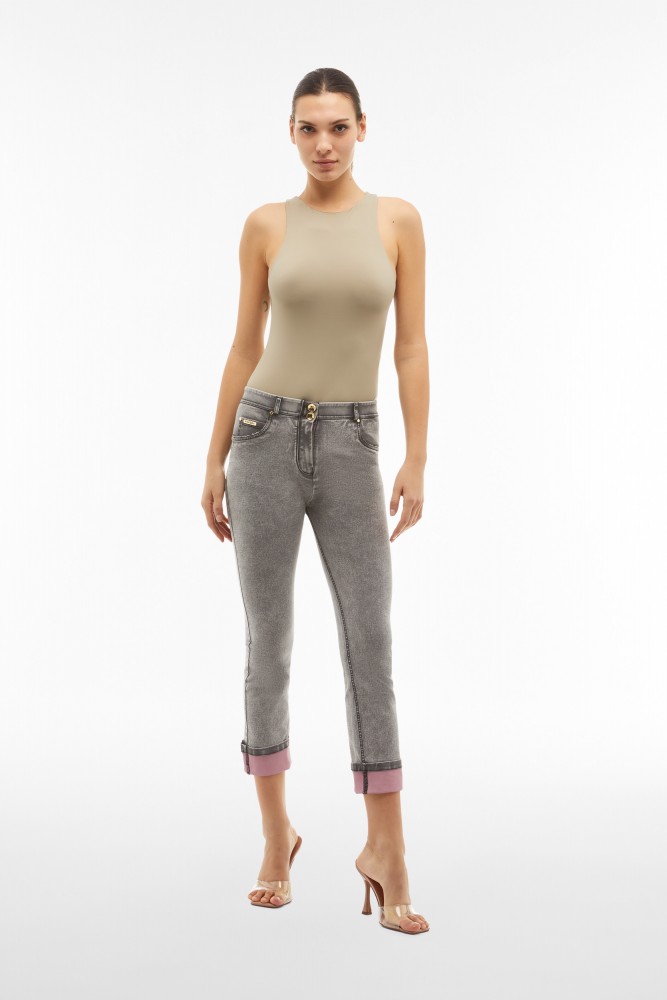 WR.UP® kavbojke, 7/8,  z ravnim krojem in kontrastnim zavihkom za moderen videz, SS26