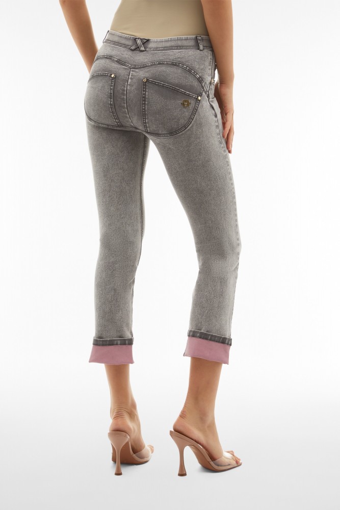 WR.UP® kavbojke, 7/8,  z ravnim krojem in kontrastnim zavihkom za moderen videz, SS26