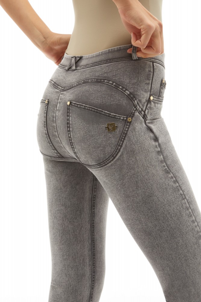 WR.UP® kavbojke, 7/8,  z ravnim krojem in kontrastnim zavihkom za moderen videz, SS26