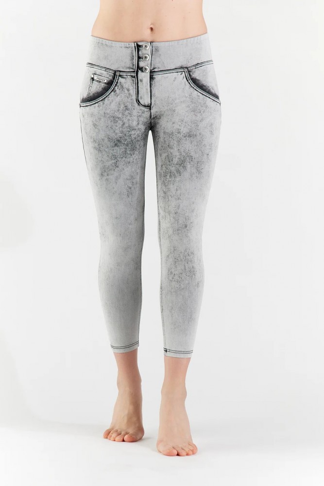 WR.UP® kavbojke, višji pas,  7/8  z acid wash učinkom iz tkanega denima