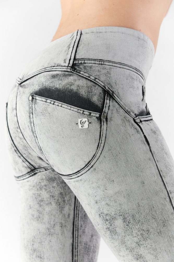 WR.UP® kavbojke, višji pas,  7/8  z acid wash učinkom iz tkanega denima