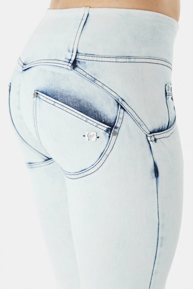 WR.UP® kavbojke, višji pas,  7/8  z acid wash učinkom iz tkanega denima